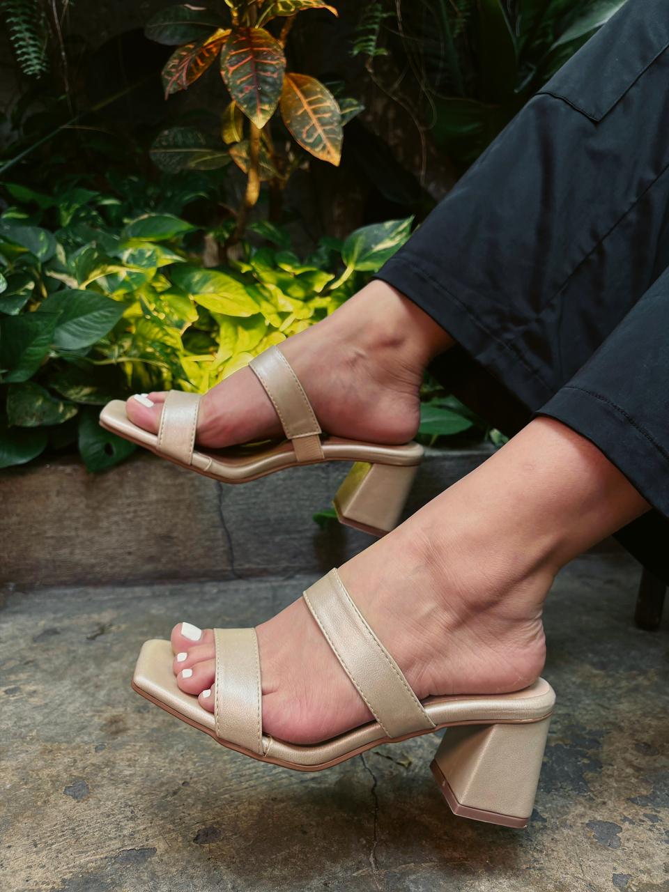 SANDALIA DE TACÓN INVICTAS